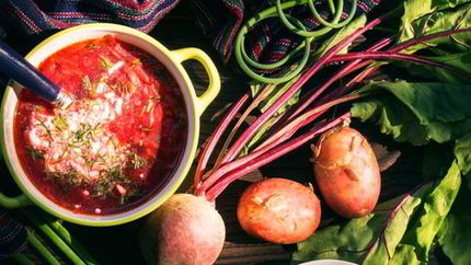 Холодный борщ с колбасой