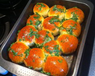 Красный борщ с пампушками