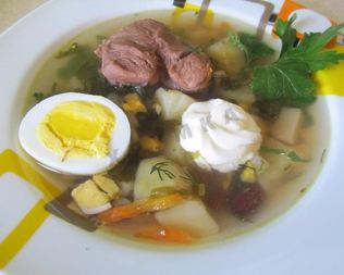 Зеленый борщ с крапивой, щавелем и яйцом