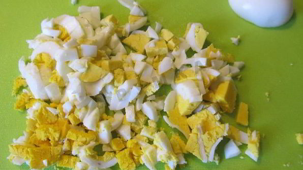 зеленый борщ с крапивой, щавелем и яйцом