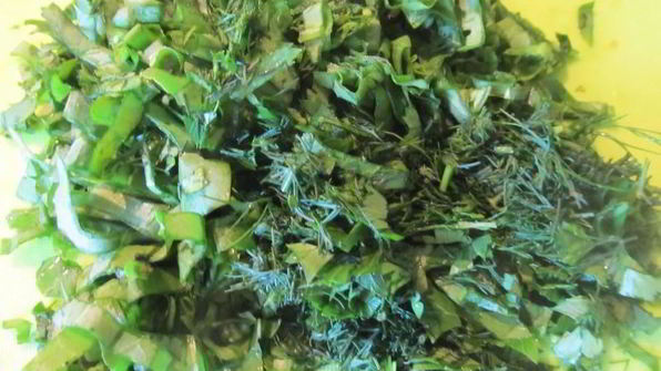 зеленый борщ с крапивой, щавелем и яйцом