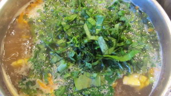 зеленый борщ с крапивой, щавелем и яйцом