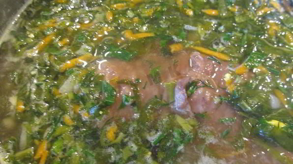 зеленый борщ с крапивой, щавелем и яйцом