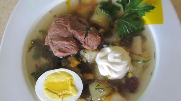 зеленый борщ с крапивой, щавелем и яйцом