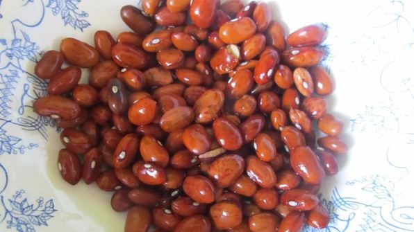 зеленый борщ с крапивой, щавелем и яйцом