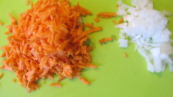 зеленый борщ с крапивой, щавелем и яйцом