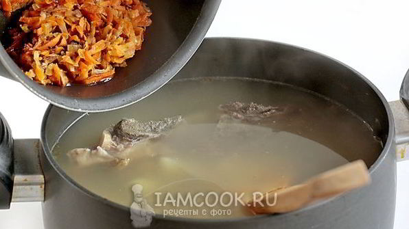 зеленый борщ с мясом