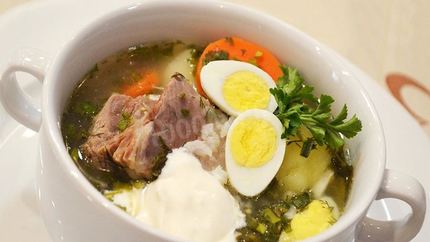 Зеленый борщ с щавелем и перепелиными яйцами