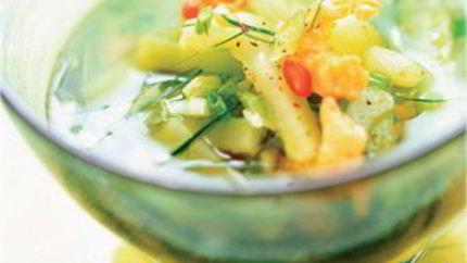 Бульон по-тайски с огурцом и креветками