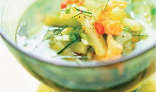 Бульон по-тайски с огурцом и креветками