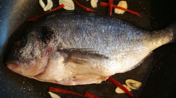 дорада в сумасшедшем бульоне