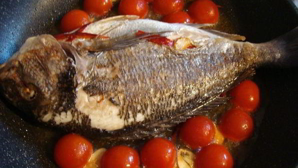 дорада в сумасшедшем бульоне