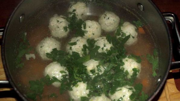 куриный бульон с фрикадельками из индейки