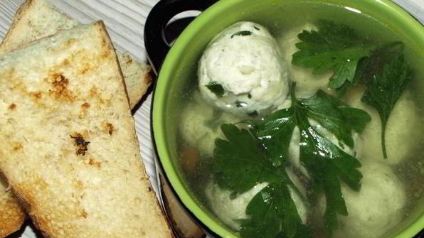 куриный бульон с фрикадельками из индейки