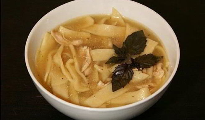 Суп с лапшой по-домашнему на курином бульоне