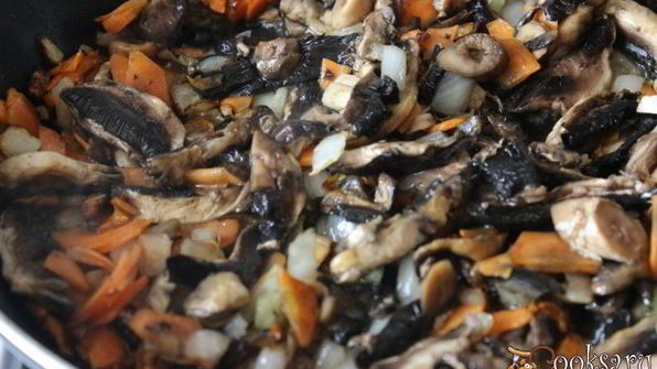 суп с шампиньонами и фарфалле на курином бульоне