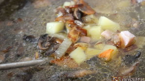 суп с шампиньонами и фарфалле на курином бульоне