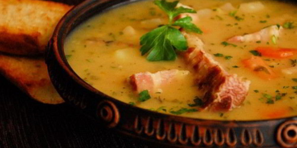 Рецепт ароматного горохового супа с ребрышками и грудинкой