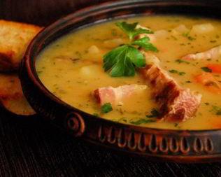 Ароматный гороховый суп с ребрышками и грудинкой