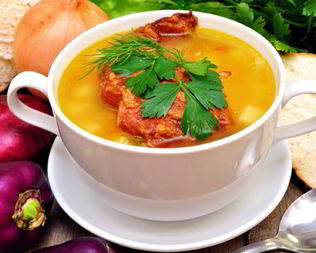 Гороховый суп с копчеными ребрами и беконом