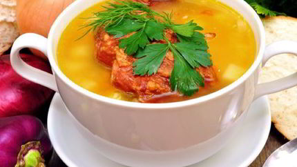 Гороховый суп с копчеными ребрами и беконом