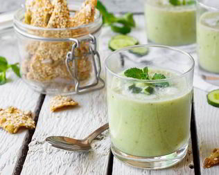 Холодный крем-суп из огурца и сельдерея