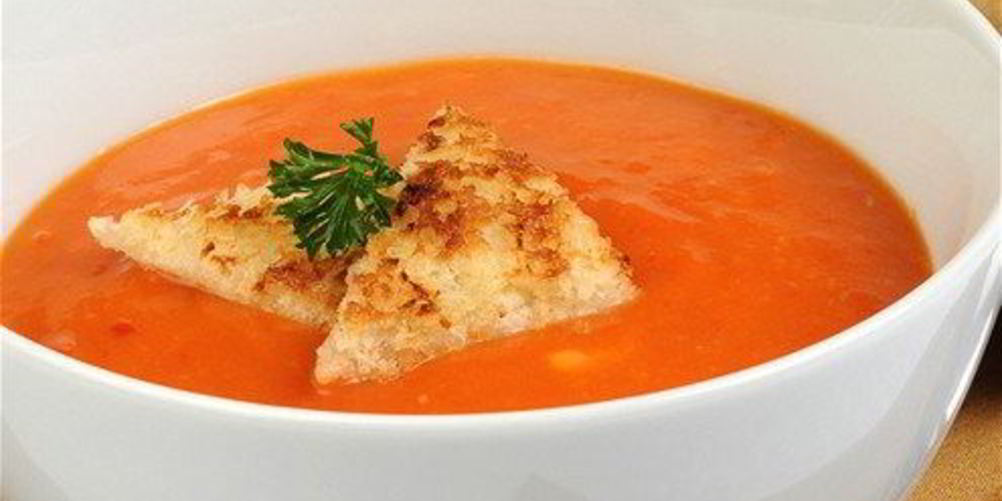 Рецепт холодного супа из красных перцев с базиликом и крутонами