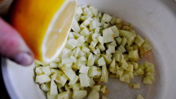 холодный суп-пюре из кольраби с яблоками и кедровыми орешками