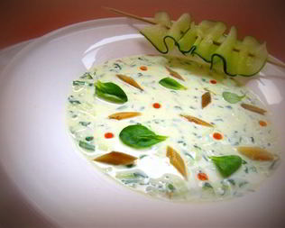 Холодный суп с огурцом и копченой рыбой