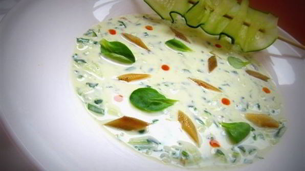 холодный суп с огурцом и копченой рыбой