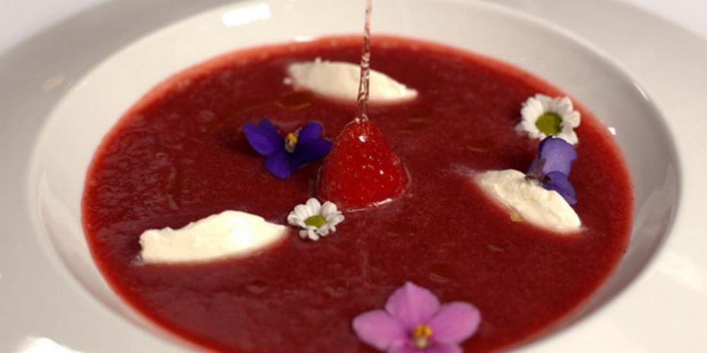 Рецепт клубничного супа с кнелями из сыра маскарпоне