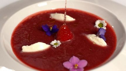 Клубничный суп с кнелями из сыра маскарпоне