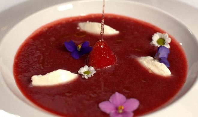 Клубничный суп с кнелями из сыра маскарпоне