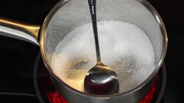 клубничный суп с кнелями из сыра маскарпоне