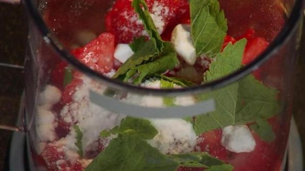 клубничный суп с кнелями из сыра маскарпоне