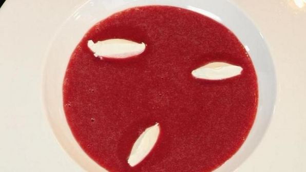 клубничный суп с кнелями из сыра маскарпоне