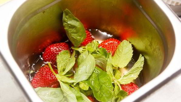 клубничный суп с мороженым