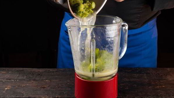 крем-суп из брокколи с креветками