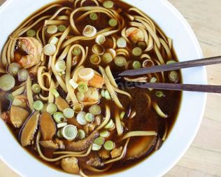 Мисо суп с курицей и лапшой Удон