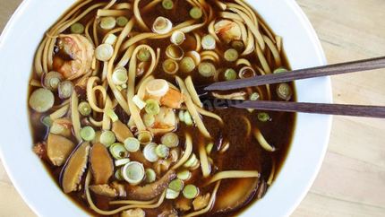 Мисо суп с курицей и лапшой Удон