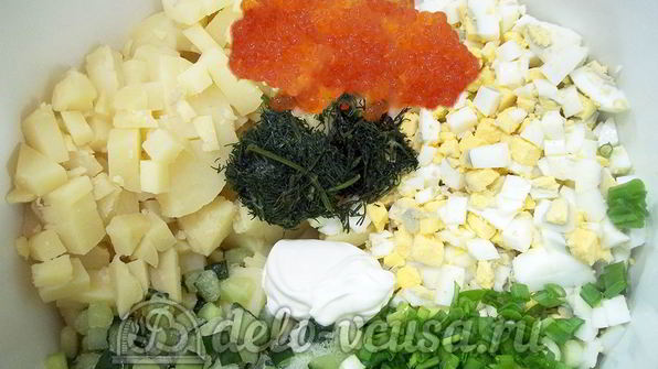 окрошка без мяса с красной икрой