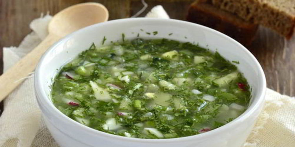 Рецепт окрошки на айране со шпинатом и сосисками