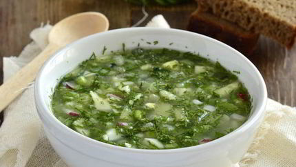 Окрошка на айране со шпинатом и сосисками