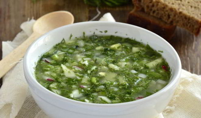 Окрошка на айране со шпинатом и сосисками