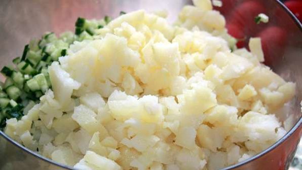 окрошка на квасе с вареной колбасой