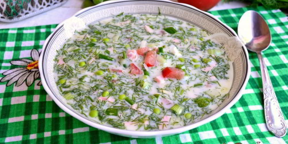 Рецепт окрошки на сыворотке с помидорами и свежим горошком