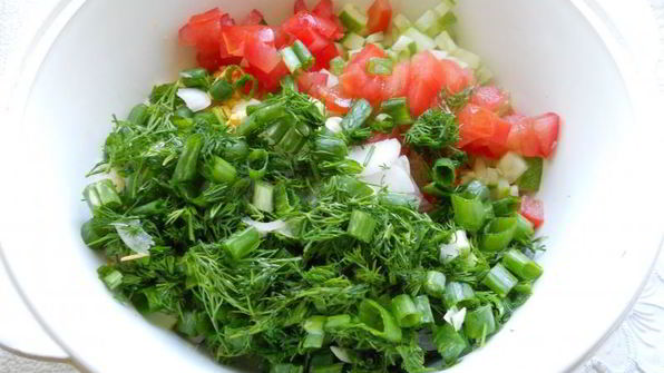 окрошка на сыворотке с помидорами и свежим горошком