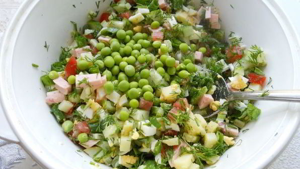 окрошка на сыворотке с помидорами и свежим горошком