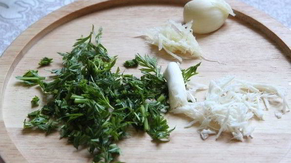 окрошка с морковной ботвой и белым квасом