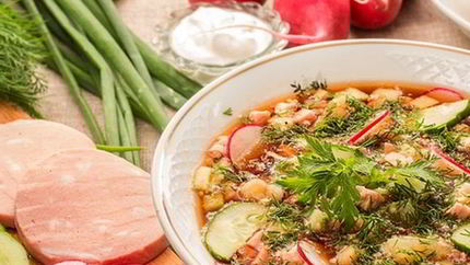 Окрошка с томатным соком и свежими огурцами